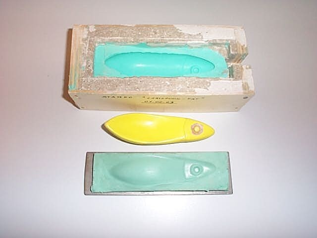 FLS_Stampo_in_gesso_e_gomma_finito.jpg (29541 byte)